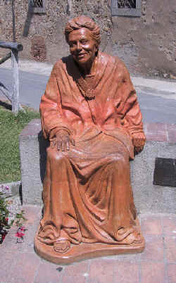 BOLGHERI - STATUA NONNA LUCIA