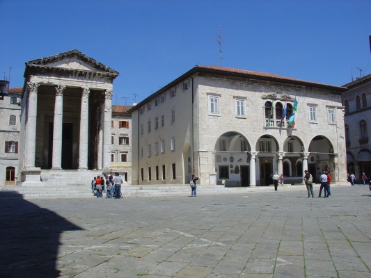 Pola - Tempio di Augusto e il palazzo municipale