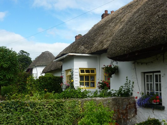 Adare - case  con il tetto di paglia dei palatini germanici costruttori del Maniero
