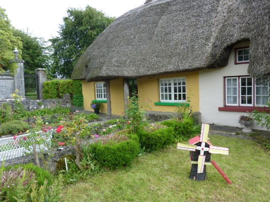 Adare - case  con il tetto di paglia dei palatini germanici costruttori del Maniero