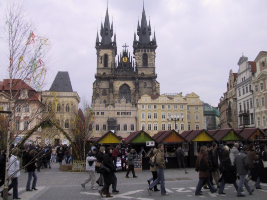 Praga - Piazza del Municio - sullo sfondo la Chiesa di Santa Maria di Týn