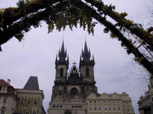 Praga - Piazza del Municio - sullo sfondo la Chiesa di Santa Maria di Týn