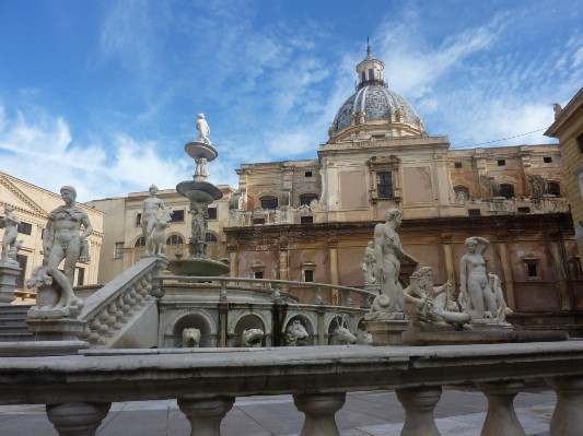 Piazza Pretoria (o della Vergogna) - Sullo sfondo la cupola della Chiesa di S. Caterina