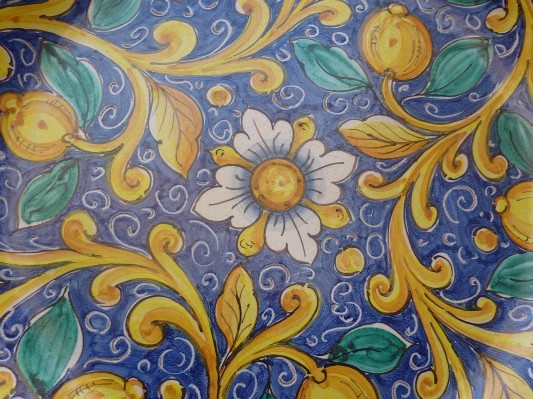 Decorazioni tipiche dei piatti in ceramica