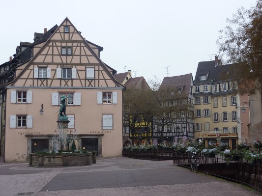Colmar - La Fontaine Schwendi e la statue  de Lazare Von Schwendi