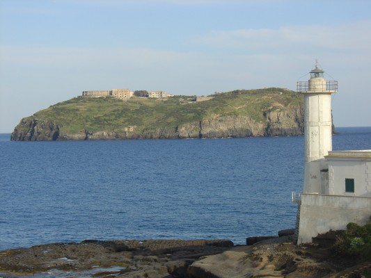 Ventotene - Faro e sullo sfondo l'Isola di Santo Stefano