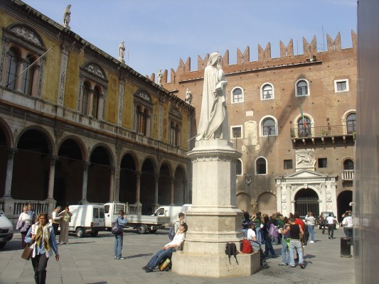 Verona - Piazza dei Signori e Statua di Dante